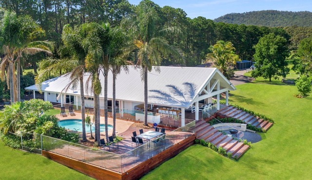 Whispering Pines House, Far Meadow, Berry