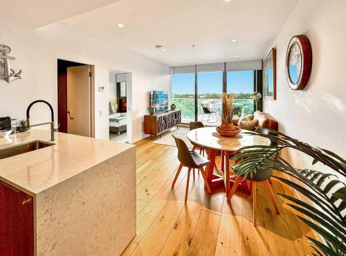 Williamstown Apartment Balcony, Parking & Views in Williamstown