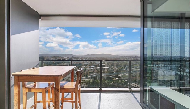 Windward Inner city Skyline Stay with Pool Access