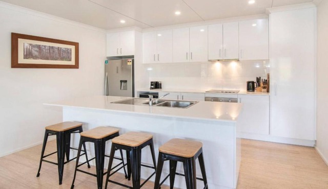 Wirraway Luxury Chalet | Lake Views | Private Gardens