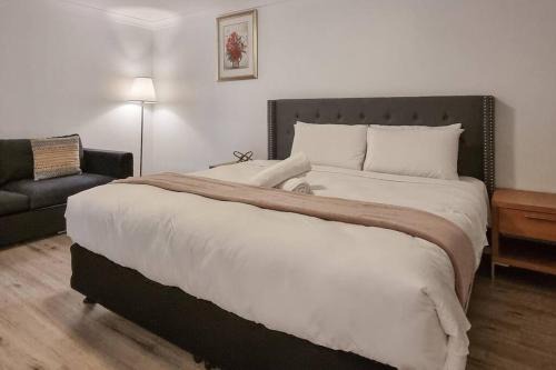 Wishart 1Bed 1Bath Tiny, Quiet House w Parking M15 in Brisbane