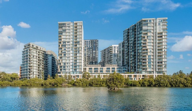 Wolli Creek 2BR | Station, Airport, Pool + Parking