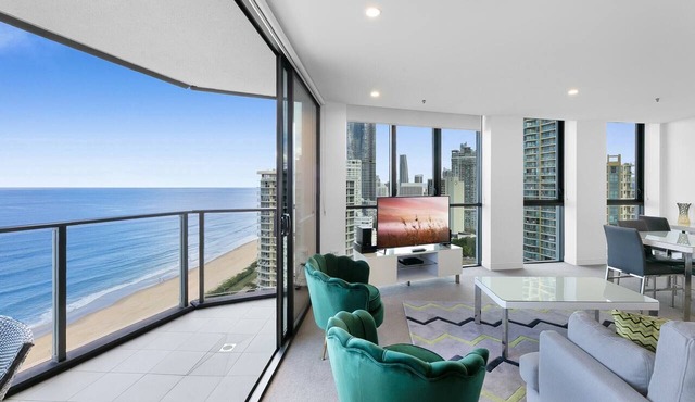 Wonderful 2-Bed with Pool, Gym & Scenic Views