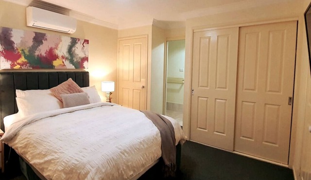 Worrigee house 3 mins walk to grocery & hospital