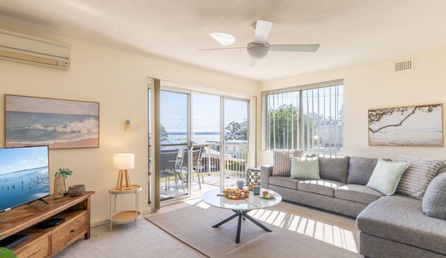 Yarramundi, 4,47 Magnus Street - air conditioned unit with air con, wi-fi, water views and close to town