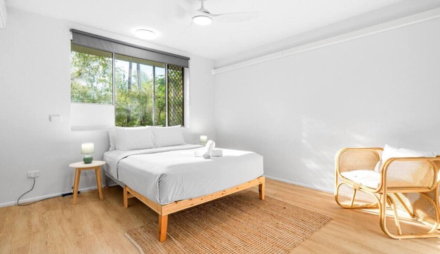 Zen Crescent Sanctuary : Cozy - Modern - Unique