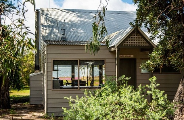Self Lakeside Accommodation Bush 