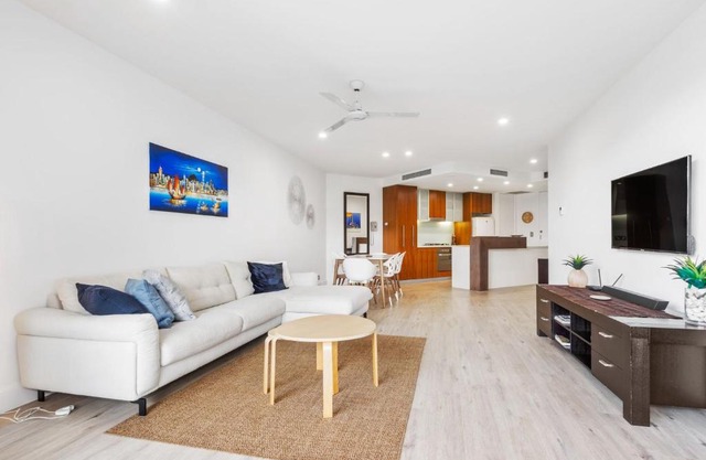 Cotton Beach Apartment 33 with Pool Views - Beachfront Complex in Casuarina