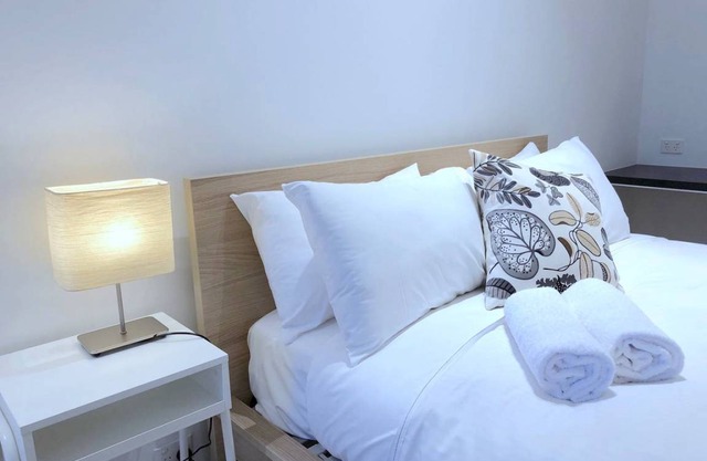 Pride Fawkner Apt *Balcony WIFI+POOL/GYM+Smart TV Netflix & Foxtel in Melbourne