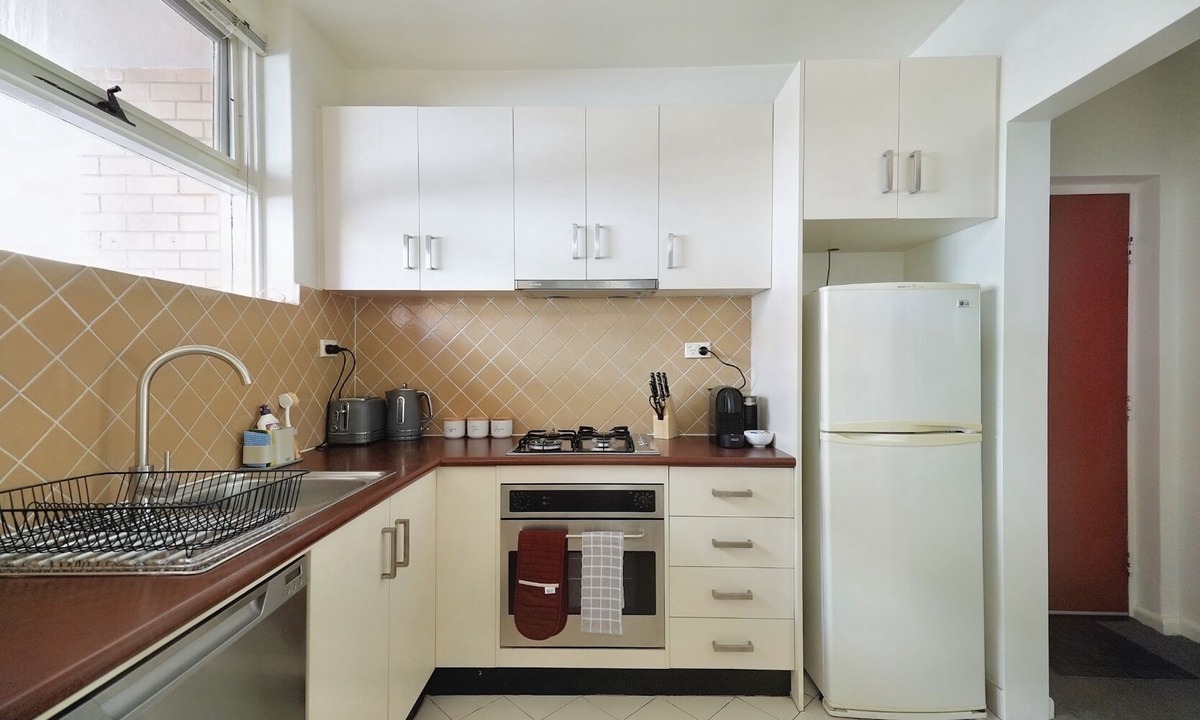 St. Kilda East Apartment | Spacious Secure Ground Level 1 Bedroom Apartment