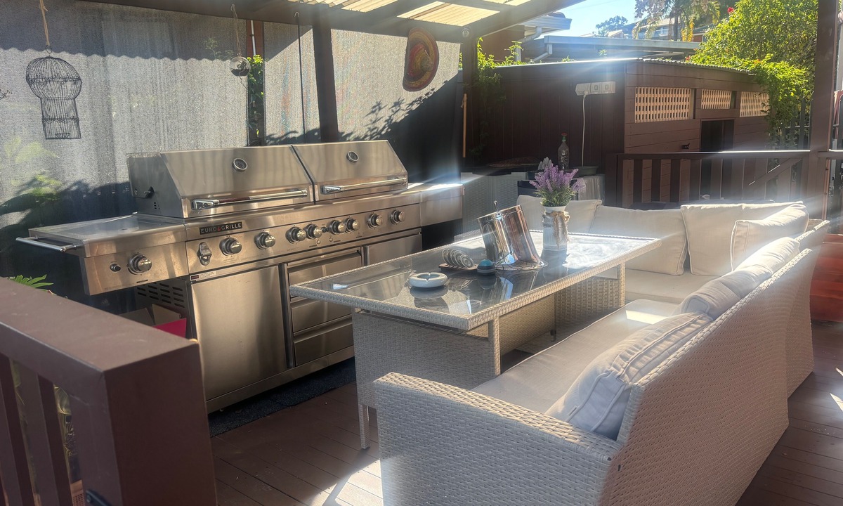 Kanahooka Bed & Breakfast | Lakeside Manor 2 Private Bedrooms with amenities