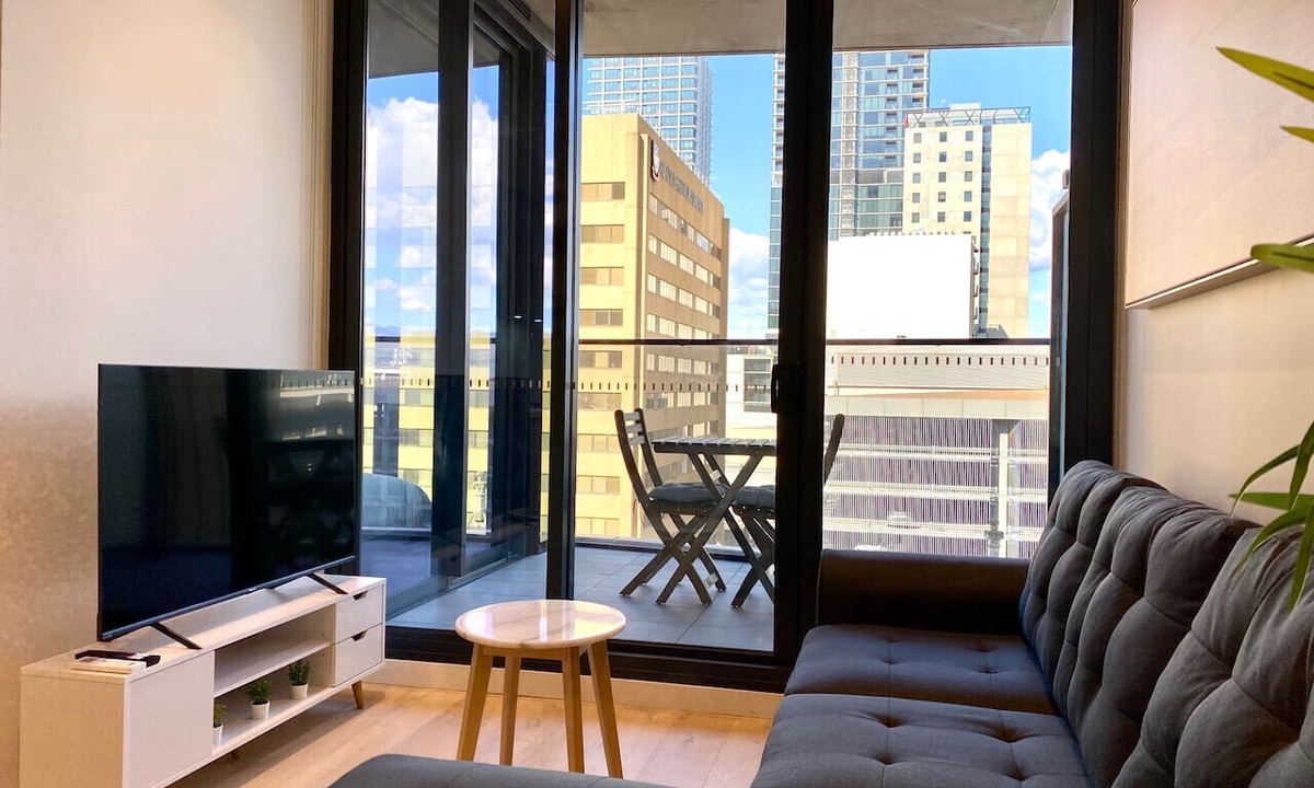 Adelaide Central Business District Apartment | Luxury CBD Beach Vibes-Queen Bed-Gym-BBQ