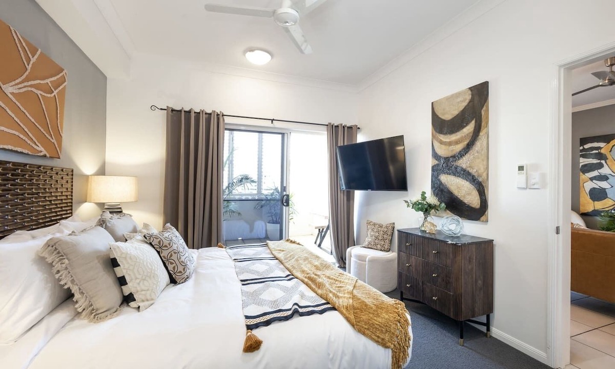 Cairns Central Business District Apartment | Luxury City Escape – Stylish 3-Bedroom Apartment with Balcony & Rooftop Pool!