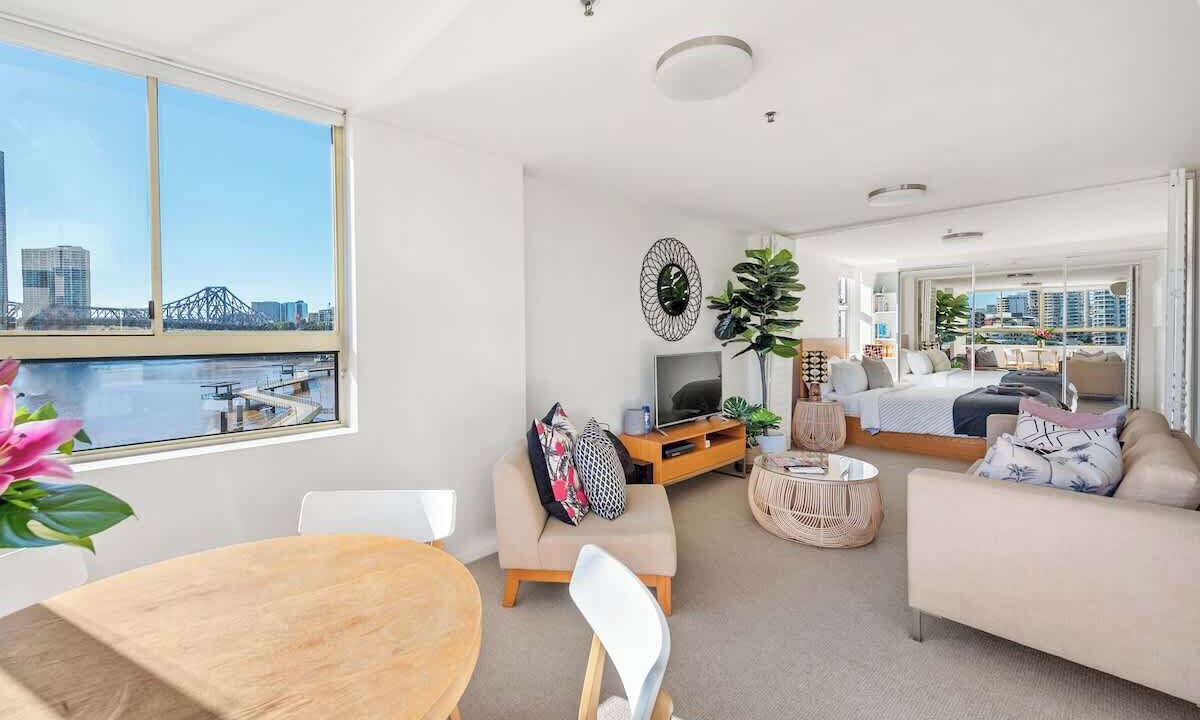 New Farm Apartment | Fab! ~ Skyline City, Water + Story Bridge Views
