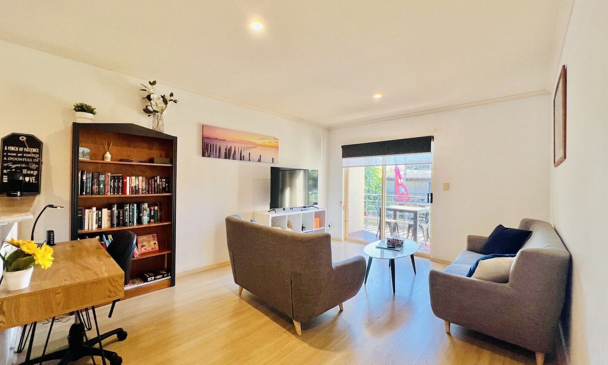 North Adelaide Condo | Safe & secure 2 bedroom apartment on Melbourne St, North Adelaide in exclusive gated complex. Near CBD, Adel Oval, Wine Centre, The Memorial and WCH Hospitals. Free car parking spot. Linen hire and air-conditioning included!