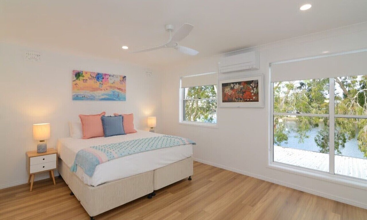 Noosaville House | Noosa Entrance Waterfront Resort