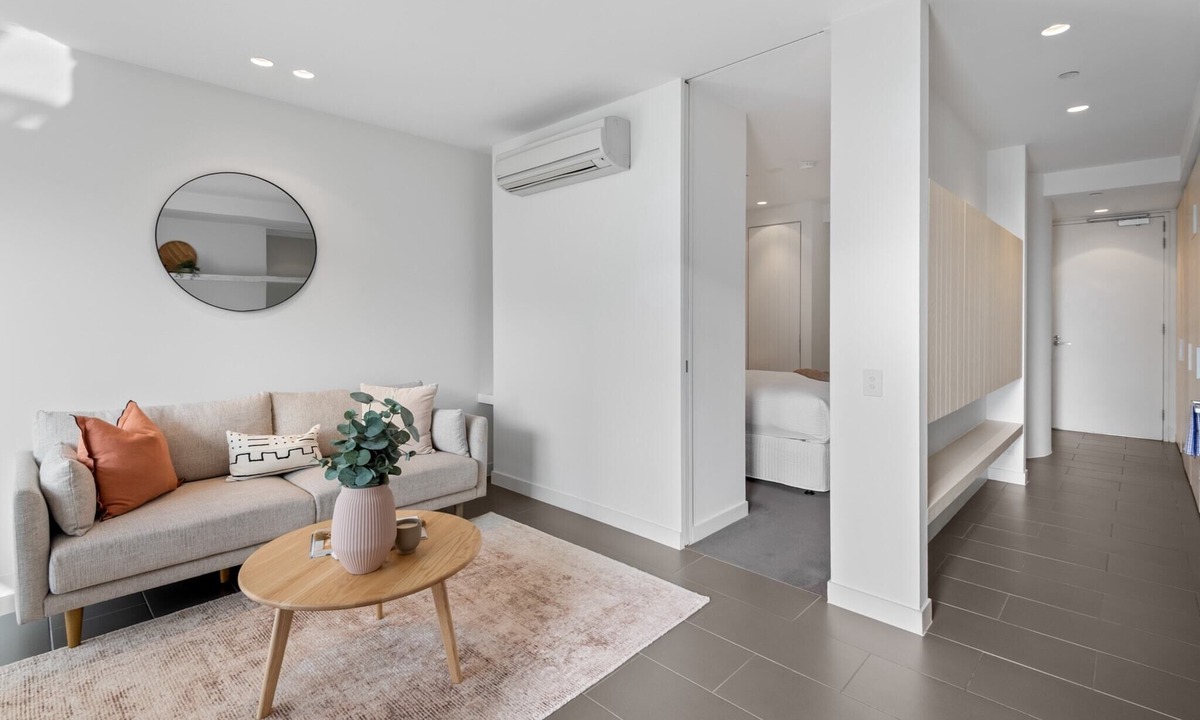 South Melbourne Apartment | Chic City Escape with Pool, Gym & Parking