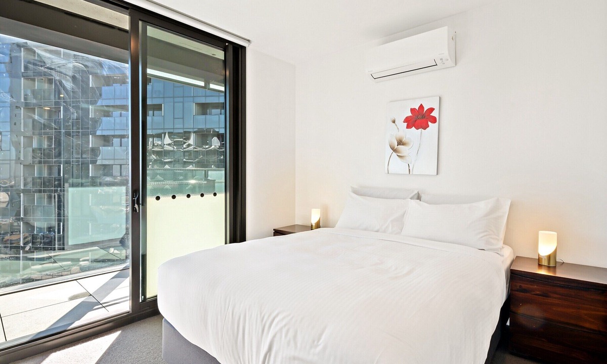 Docklands Apartment | Bright 2-Bed Retreat with Pool, Gym & Sauna Access