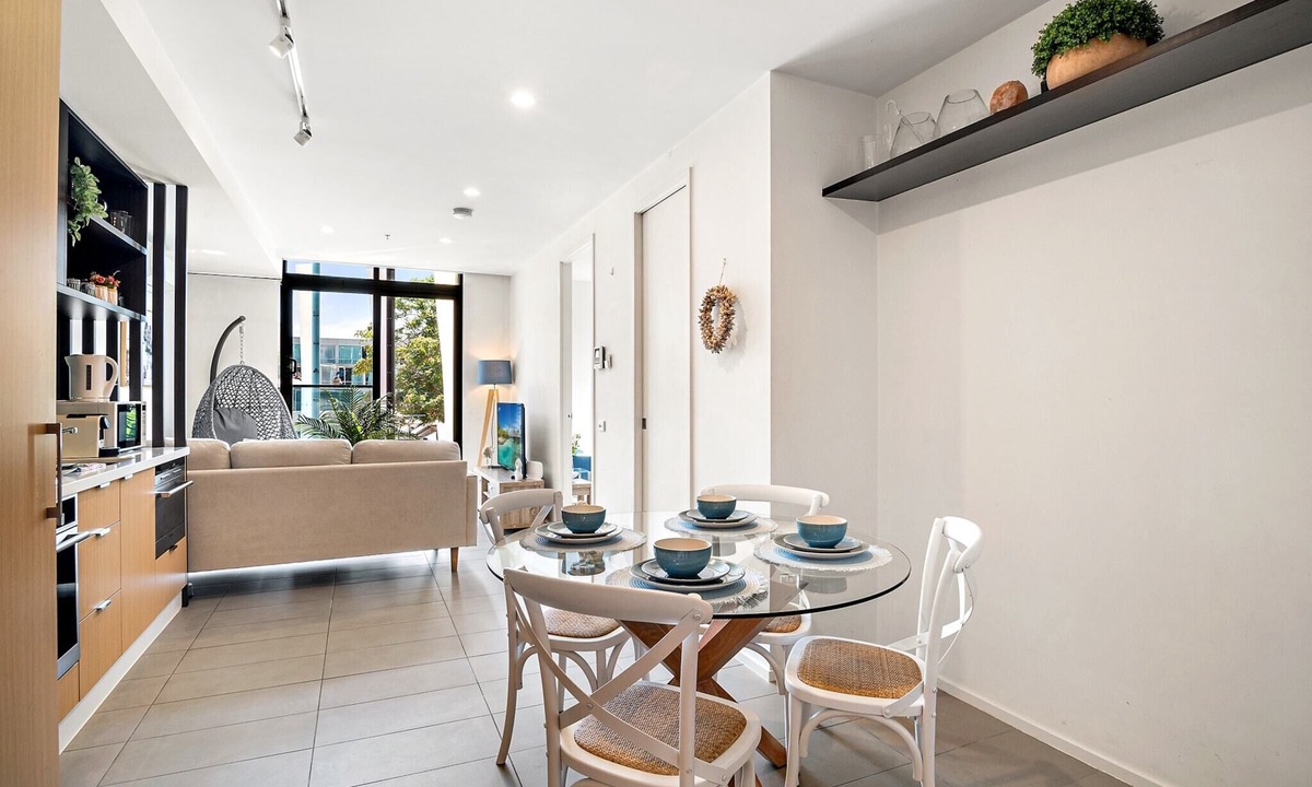 Saint Kilda South Apartment | Modern 2-Bedroom Retreat Minutes from St Kilda