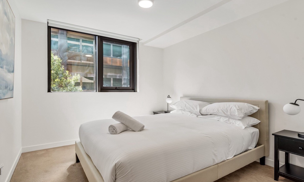 Melbourne Apartment | Light Filled Apartment by Albert Park Lake