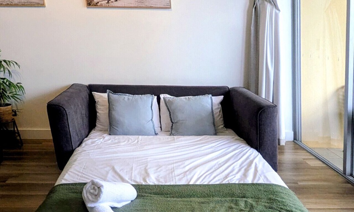 Surfers Paradise Apartment | `The Ocean Breeze Getaway` by Inn Paradise