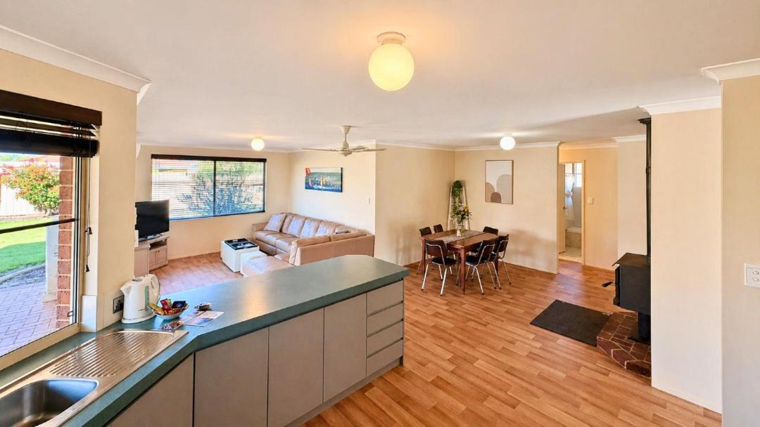 Broadwater House | Holiday Retreat on Lorikeet