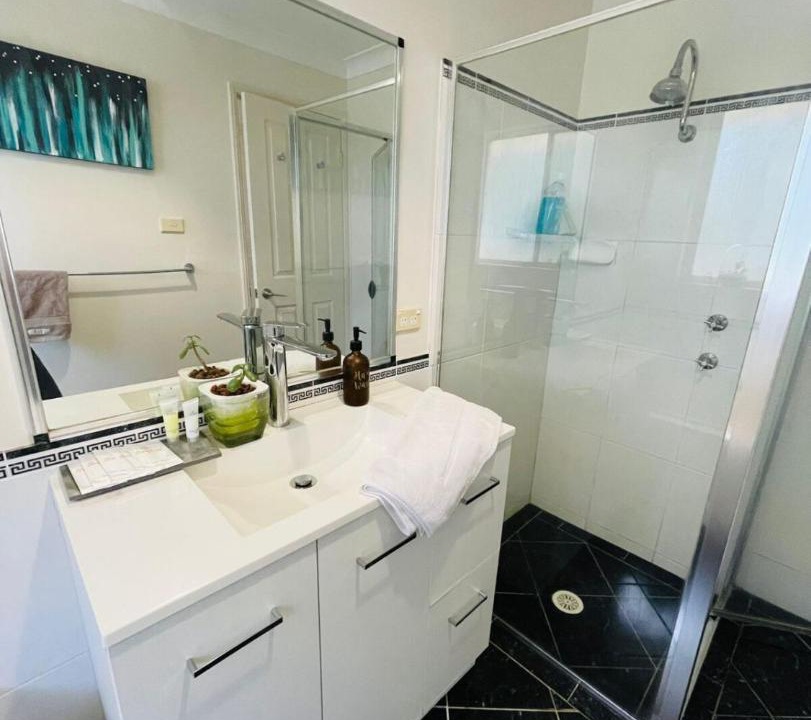 Worrigee House | Worrigee 3BR/1BA Stay Heated Rooms Near Shops
