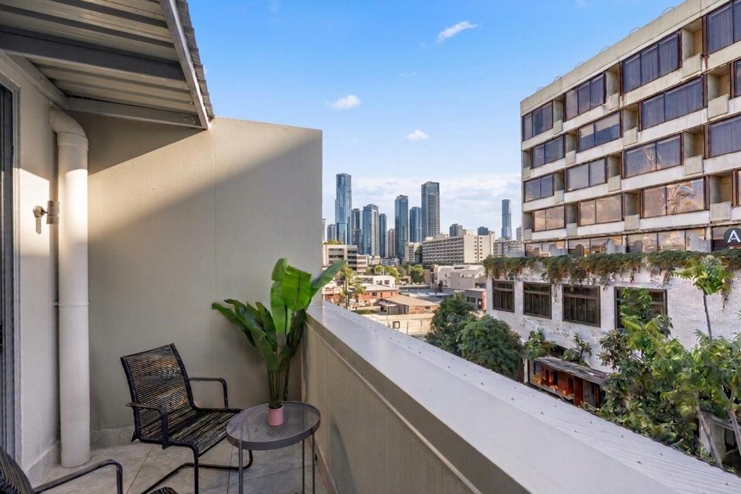 Fortitude Valley Apartment | 2 Level Skyloft - Resort Pool - Sleeps 6 - Baby Stay