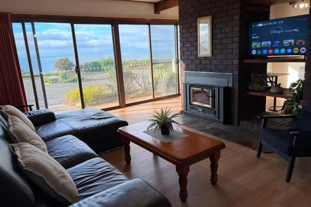 East Devonport House | The Bass Horizon - 5 bedrooms - 10 people - Bass Strait View