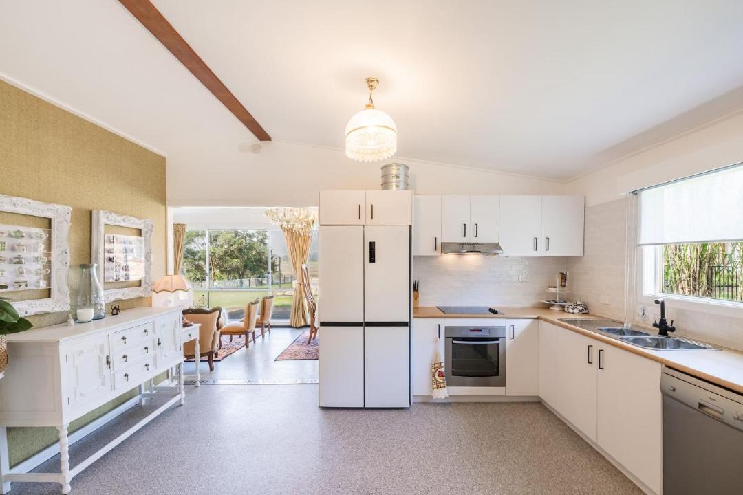 Woodville House | Dei Gratia High Tea House, 11A Loch Goyle Dr, Woodville - a quirky retreat with linen, aircon and Wi-Fi