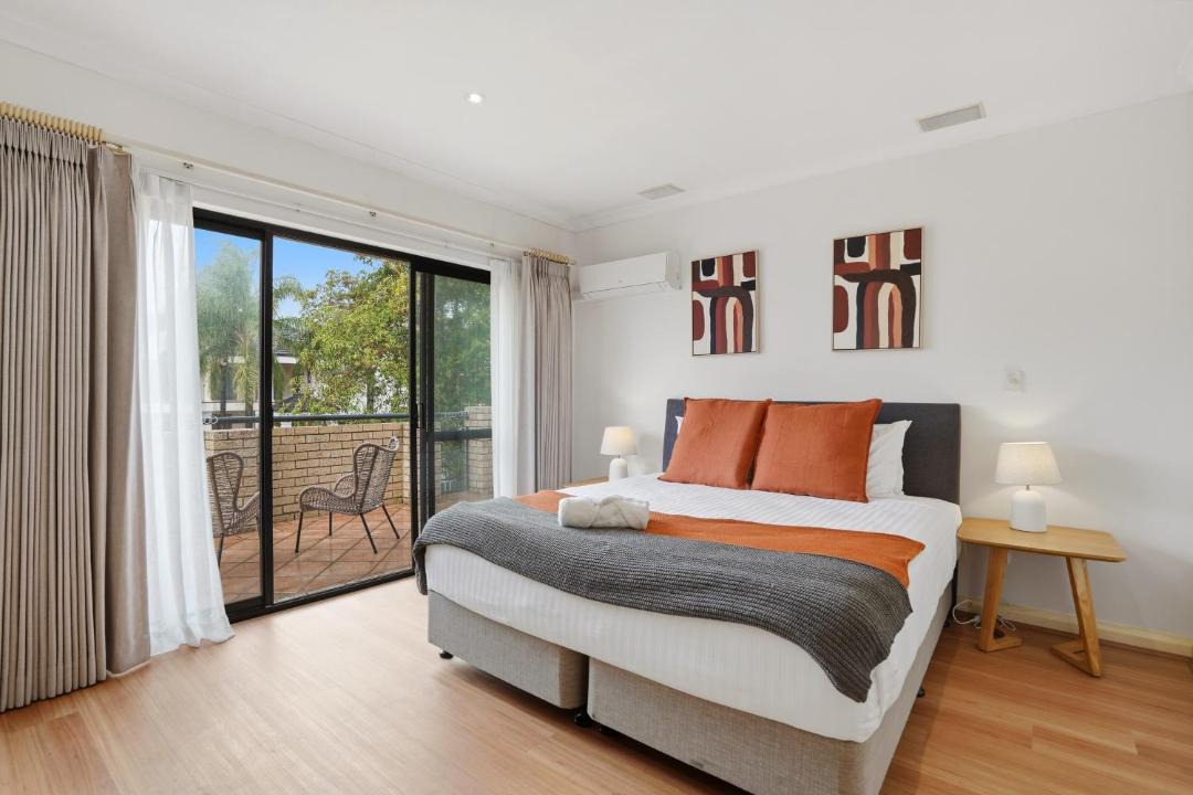 Applecross House | Elegant Riverfront 5BR Family Retreat with Pool
