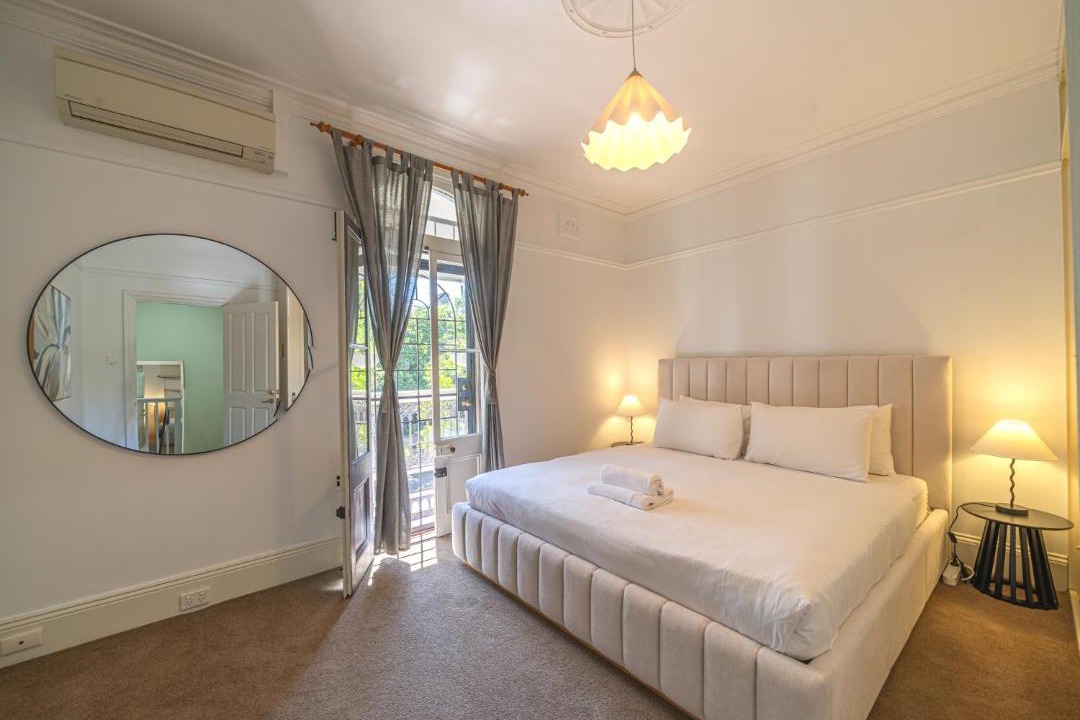 Glebe Apartment | 4BR Glebe Home Near Sydney Fish Market w Parking