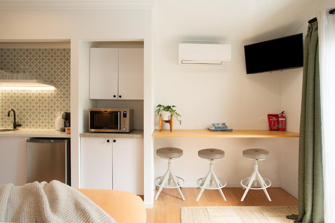 Suffolk Park Apartment | Alcorn Garden Studio - Dog friendly 2 mins walk to beach