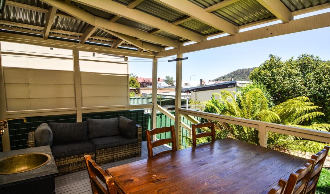 Lithgow House | Comfortable Victorian Terrace close to shops