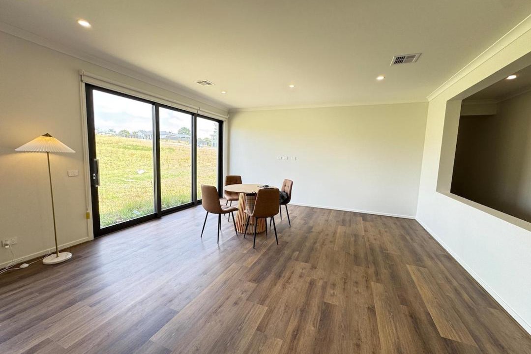 Narre Warren North Villa | Spacious Luxury Home 8BR Estate Private 16 people