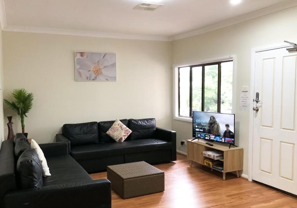 Charlestown House | Charlestown Central 7 Bedrooms Front House and Back Unit