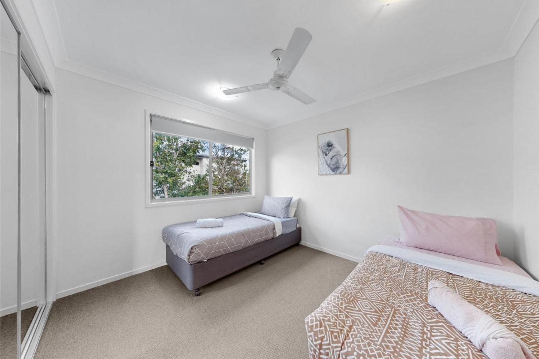 Mango Hill House | Modern Homely Townhouse with Pool Access & Free WIFI