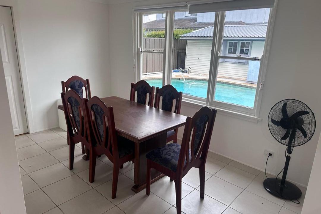 South Wentworthville House | Queen Room in Two Story House with Swimming Pool - SW3