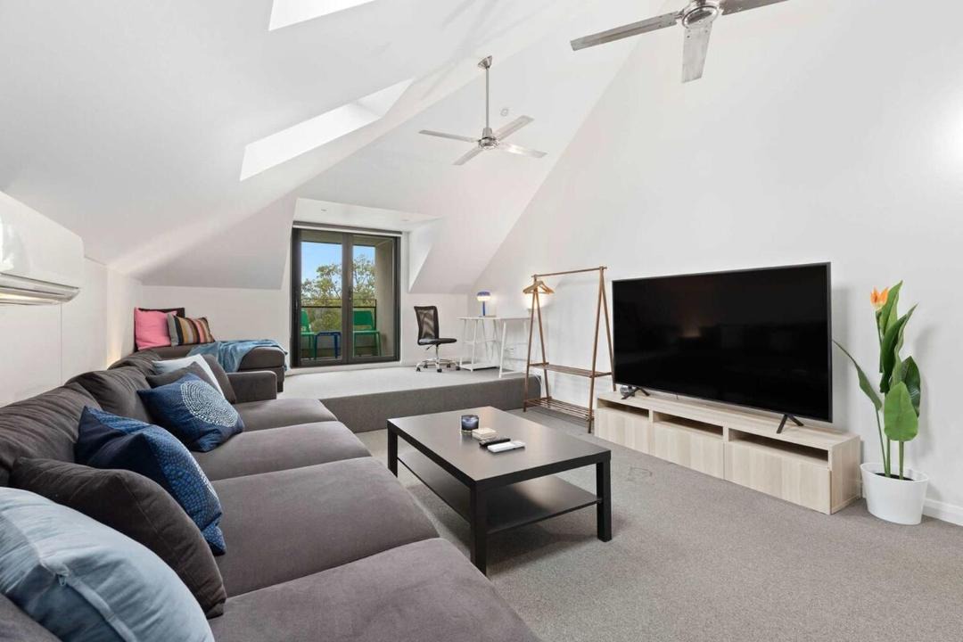 Chippendale Apartment | Spacious City Retreat by Victoria Park