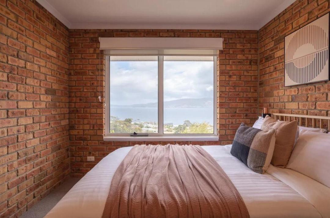 Howrah House | House on the Hillside with City Views Sleeps 12