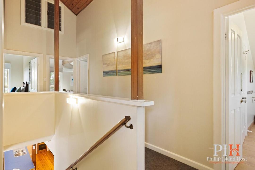 Silverleaves House | Sandy Bay Getaway w Spa 4 Bdr