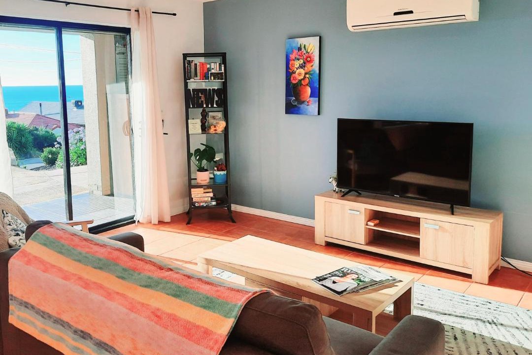 Hallett Cove Apartment | Large Apartment with sunsets, sea views, free parking, laundry, wifi and netflix