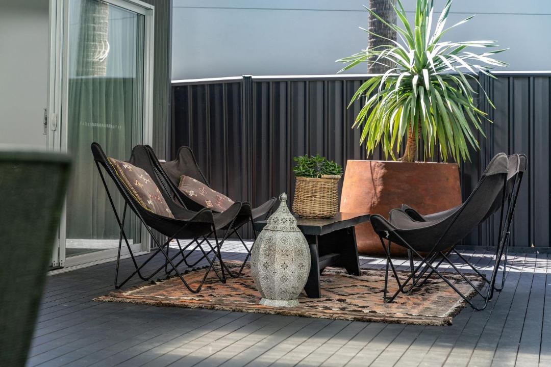 Elizabeth Beach House | The Black Beach House