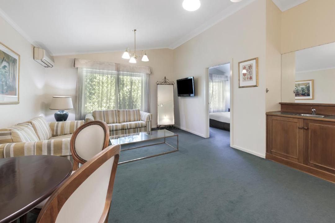 Blackburn North Cabin | Elizabethan Lodge