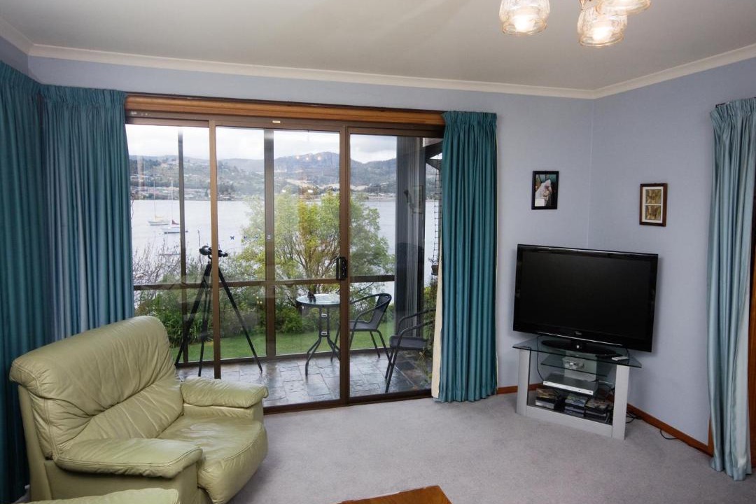 Austins Ferry House | Derwent Vista