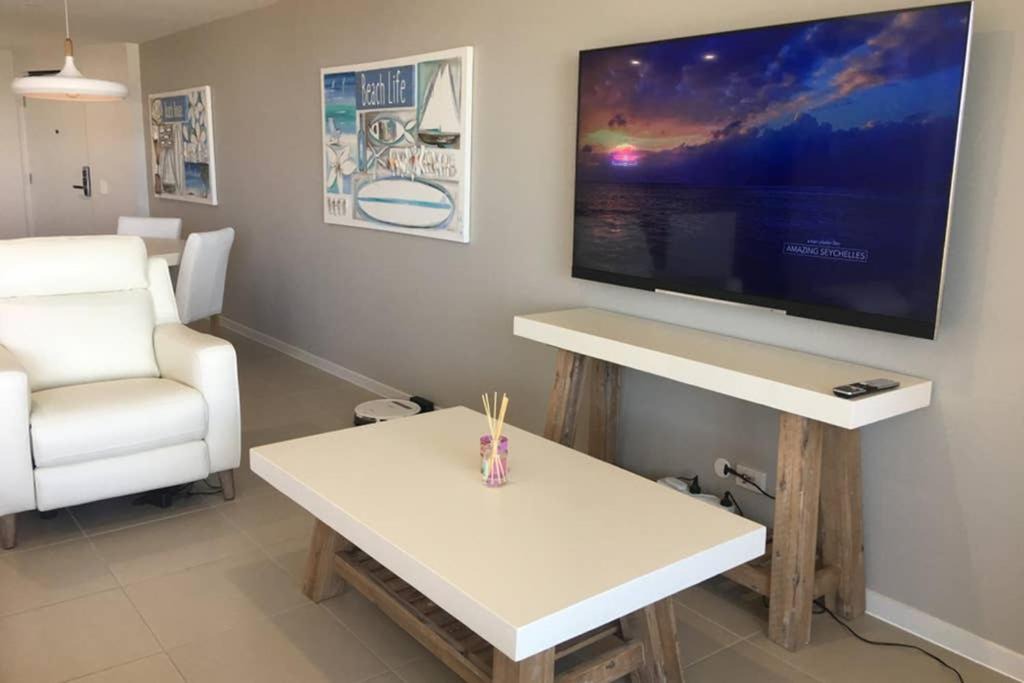Buddina Apartment | BEACH Luxury Upmarket 2B 2B OCEAN VIEWS 250m to BUDDINA BEACH!