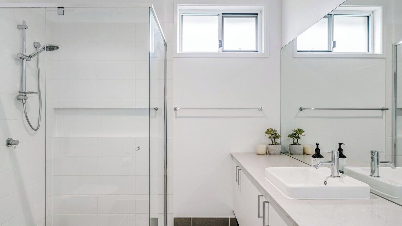 Photo of Bathroom in Skennars Head
