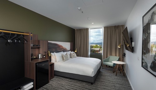 Deluxe King Corner Room (Accessible)