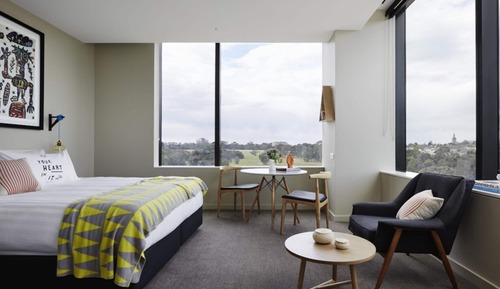 Room, 1 King Bed, Park View, Corner (Larwill)