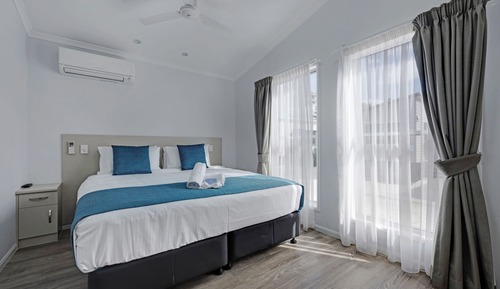 Deluxe Lakeside 2 Bedroom - Sleeps 6  (shared entrance)